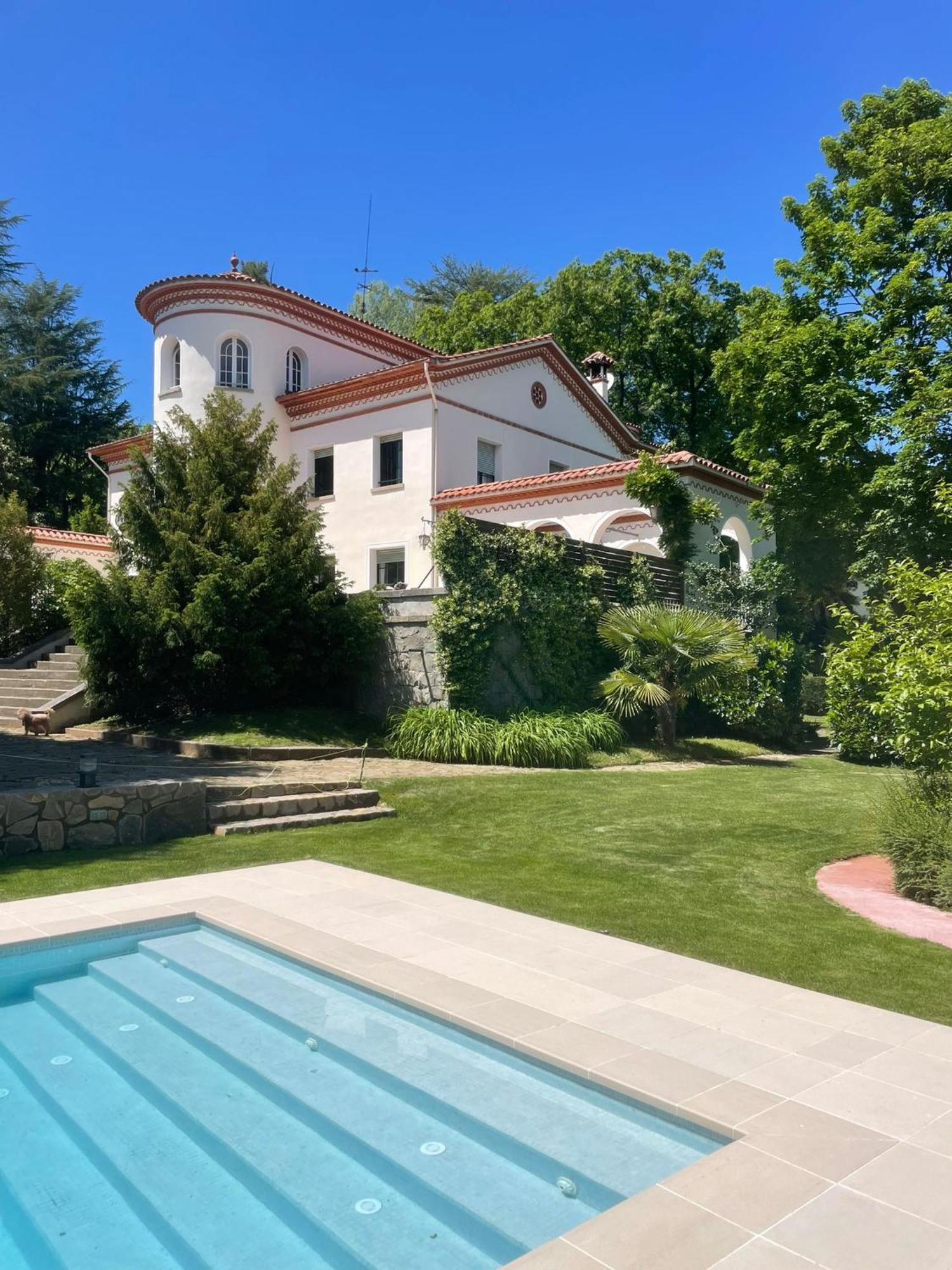 Espectacular Casa Chateau En El Centro De Олот Экстерьер фото